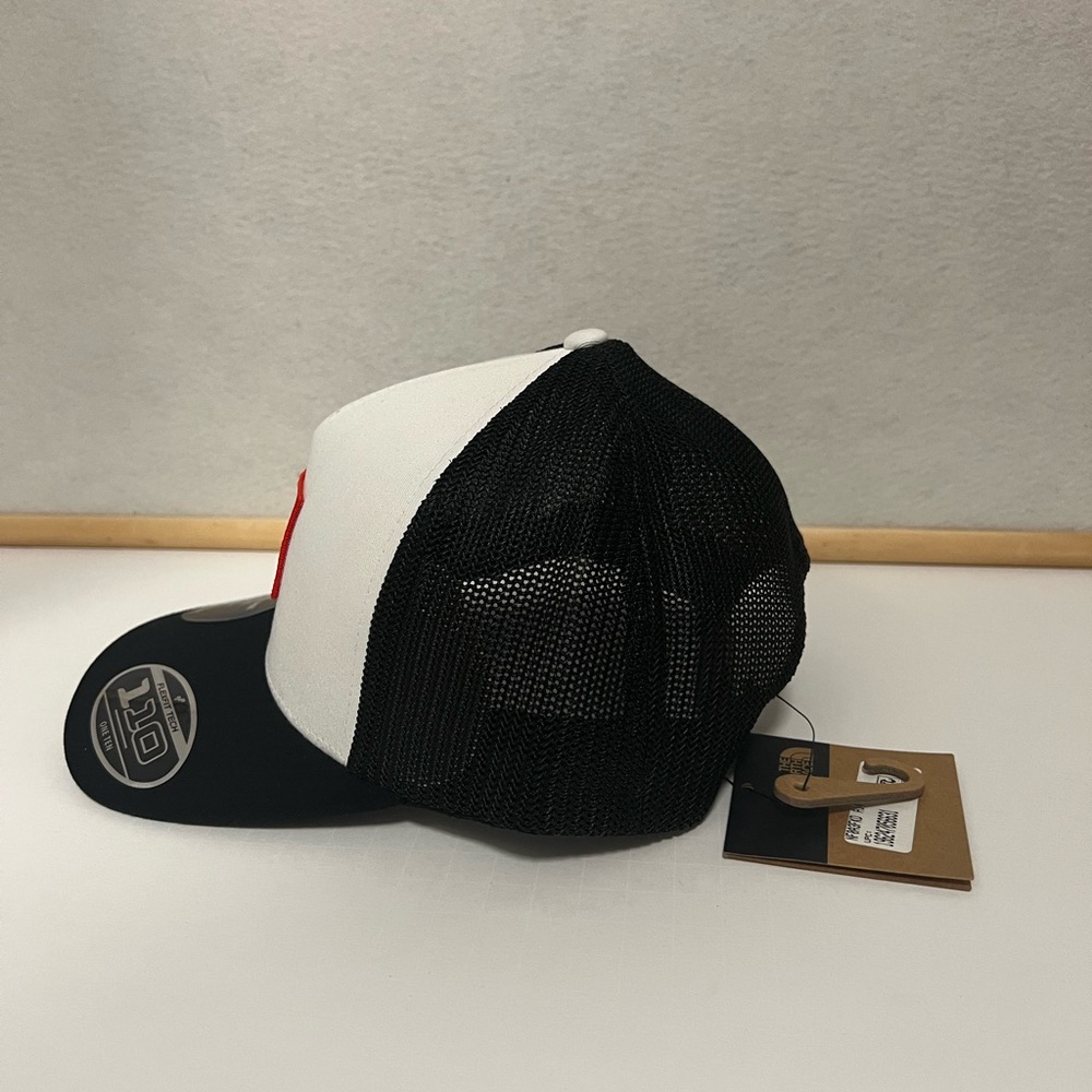 The North Face Keep It Patched Mesh Trucker Hat | Unisex / Adjustable - Picture 3 of 5